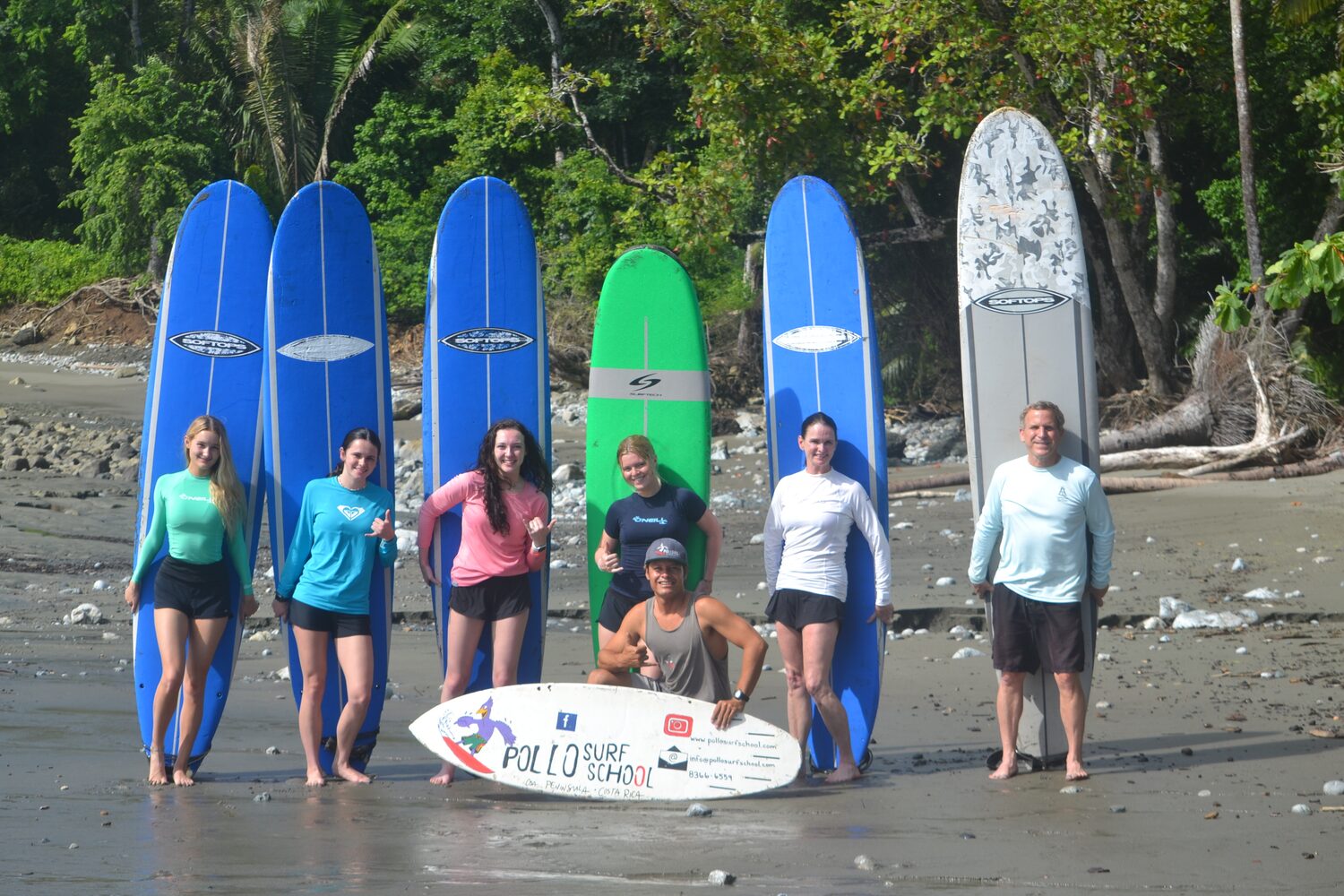 Group photo of a Pollo Surf School class